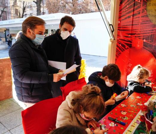 ©Ayto.Granada: EL AYUNTAMIENTO  LLEVAPOR PRIMERA VEZ A LOS BARRIOS LOS TALLERES NAVIDEOS DE RECICLAJE PARA NIOS